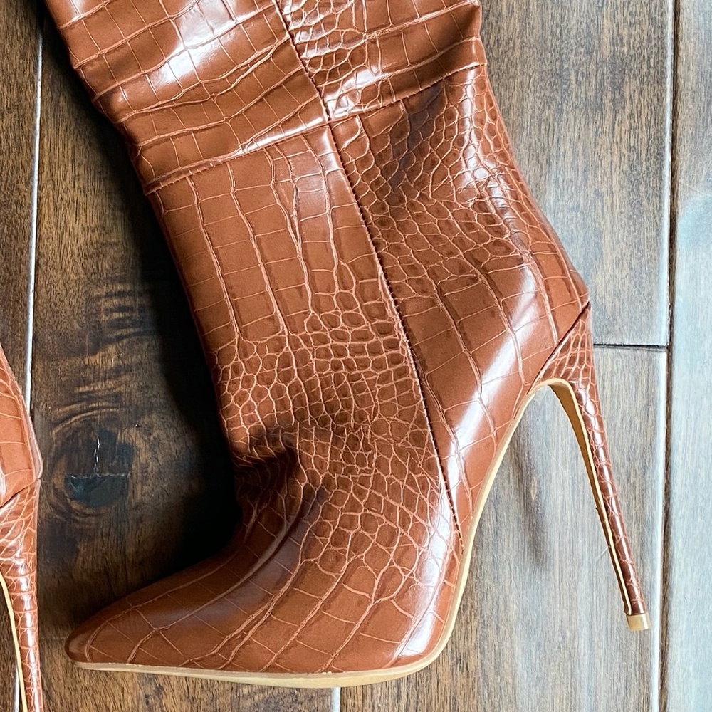 NWOT Sexy Stiletto Knee High Faux Leather Boots - Size 7-1/2 (38) - Picture 3 of 5